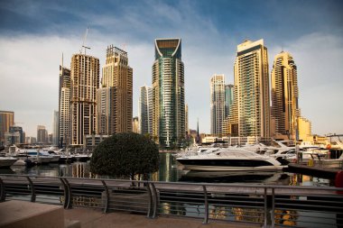 Dubai, Birleşik Arap Emirlikleri - Şubat 2018: Modern gökdelenler parlayan ben görünümünü