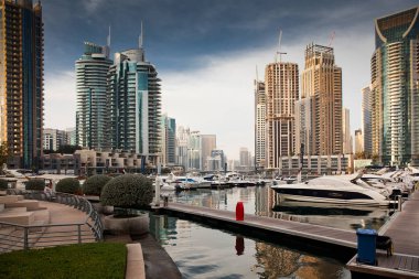 Dubai, Birleşik Arap Emirlikleri - Şubat 2018: Modern gökdelenler parlayan ben görünümünü