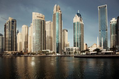 Dubai, Birleşik Arap Emirlikleri - Şubat 2018: Modern gökdelenler parlayan ben görünümünü