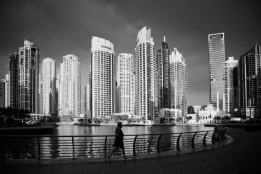 Dubai, Birleşik Arap Emirlikleri - Şubat 2018: Modern gökdelenler parlayan ben görünümünü