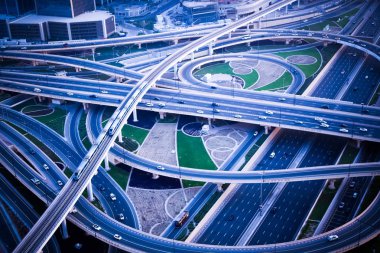 Dubai, Birleşik Arap Emirlikleri - Şubat 2018: Trafik yoğun bir kavşak üzerinde Sh