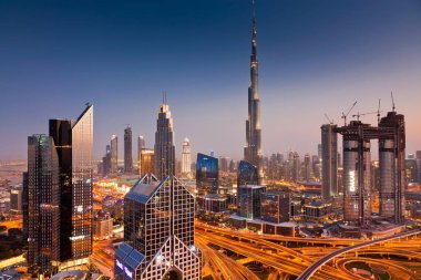 Dubai, Birleşik Arap Emirlikleri - Şubat 2018: Dubai şehir silüetinin Burj Kh ile gün batımında