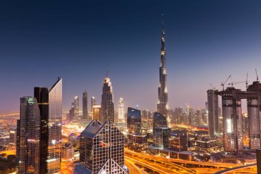 Dubai, Birleşik Arap Emirlikleri - Şubat 2018: Dubai şehir silüetinin Burj Kh ile gün batımında