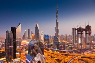 Dubai, Birleşik Arap Emirlikleri - Şubat 2018: Dubai şehir silüetinin Burj Kh ile gün batımında