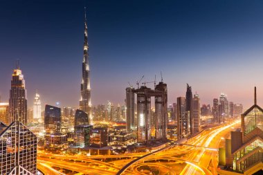 Dubai, Birleşik Arap Emirlikleri - Şubat 2018: Dubai şehir silüetinin Burj Kh ile gün batımında