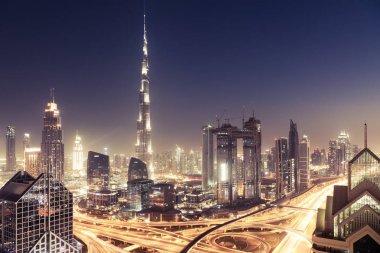 Dubai, Birleşik Arap Emirlikleri - Şubat 2018: Dubai şehir silüetinin Burj Kh ile gün batımında
