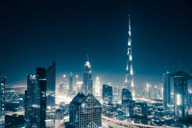 Dubai, Birleşik Arap Emirlikleri - Şubat 2018: Dubai şehir silüetinin Burj Kh ile gün batımında