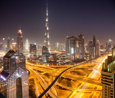 Dubai, Birleşik Arap Emirlikleri - Şubat 2018: Dubai şehir silüetinin Burj Kh ile gün batımında