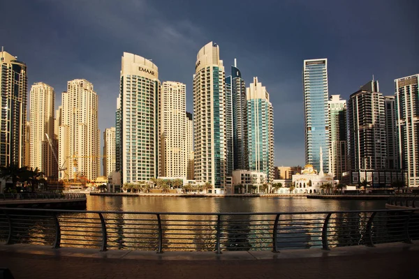 Дубаї, ОАЕ - 2018 лютого: Перегляд ультрасучасні хмарочоси, блискучий я — стокове фото