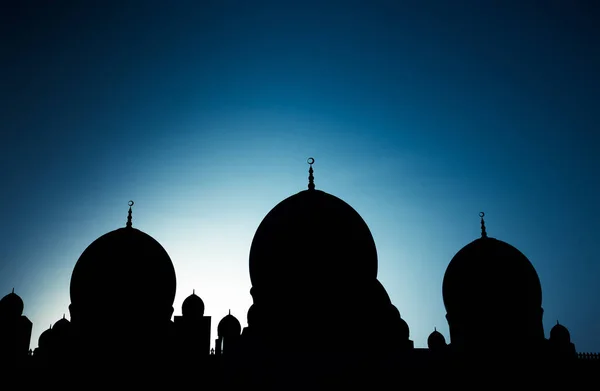 シェイク ザイード グランド モスクのシルエット、アブダビ、アラブ首長国連邦 — ストック写真