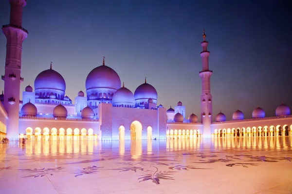 Sheikh zayed gran mezquita al atardecer, Abu Dhabi, Emiratos Árabes Unidos — Foto de Stock