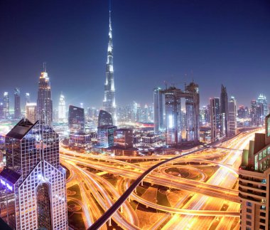 Dubai, Birleşik Arap Emirlikleri - Şubat 2018: Dubai şehir silüetinin Burj Kh ile gün batımında