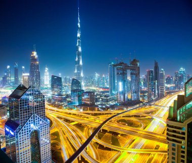 Dubai, Birleşik Arap Emirlikleri - Şubat 2018: Dubai şehir silüetinin Burj Kh ile gün batımında