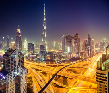 Dubai, Birleşik Arap Emirlikleri - Şubat 2018: Dubai şehir silüetinin Burj Kh ile gün batımında