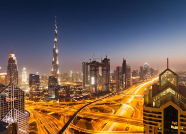 Dubai, Birleşik Arap Emirlikleri - Şubat 2018: Dubai şehir silüetinin Burj Kh ile gün batımında