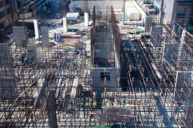 Dubai, Birleşik Arap Emirlikleri - Şubat, 2018: modern yazılımlar üzerinde çalışan işçiler