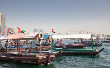 Dubai, Birleşik Arap Emirlikleri-Şubat 2018: Geleneksel Abra geçiş Dub feribotlar