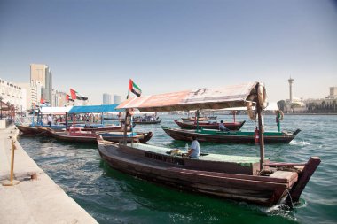 Dubai, Birleşik Arap Emirlikleri-Şubat 2018: Geleneksel Abra geçiş Dub feribotlar