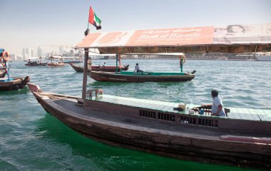Dubai, Birleşik Arap Emirlikleri-Şubat 2018: Geleneksel Abra geçiş Dub feribotlar