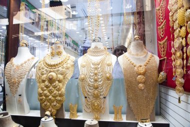 Dubai, Birleşik Arap Emirlikleri - Şubat 2018: altın ve mücevher Dubai'de satılan vardır 