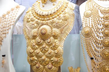 Dubai, Birleşik Arap Emirlikleri - Şubat 2018: altın ve mücevher Dubai'de satılan vardır 