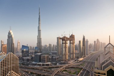 Dubai, Birleşik Arap Emirlikleri - Şubat 2018: Dubai şehir silüetinin Burj Kh ile gün batımında