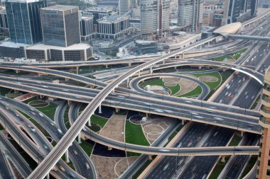 Dubai, Birleşik Arap Emirlikleri - Şubat 2018: Trafik yoğun bir kavşak üzerinde Sh