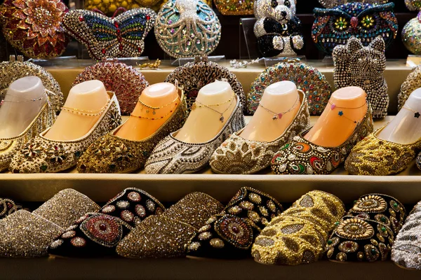 Zapatos de verano de las mujeres en el mercado oriental en Dubai, United Arab — Foto de Stock