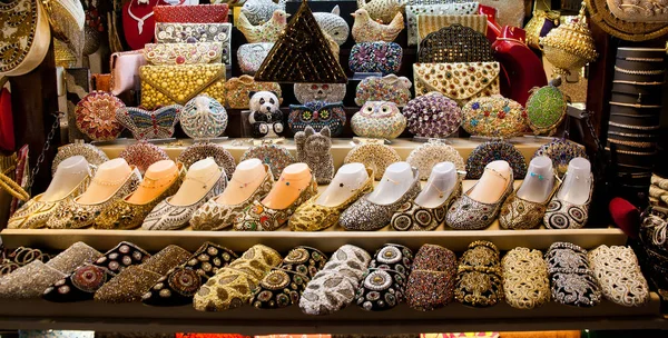 Zapatos de verano de las mujeres en el mercado oriental en Dubai, United Arab — Foto de Stock