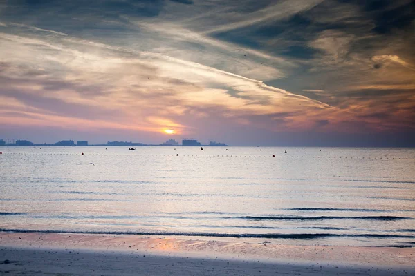 Πολύχρωμο ηλιοβασίλεμα στην παραλία - καλοκαιρινές διακοπές — Φωτογραφία Αρχείου