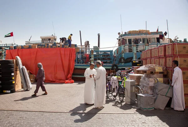 Dubai, Birleşik Arap Emirlikleri-3 Mayıs 2013: günlük hayatlarını ile oluyor insan — Stok fotoğraf