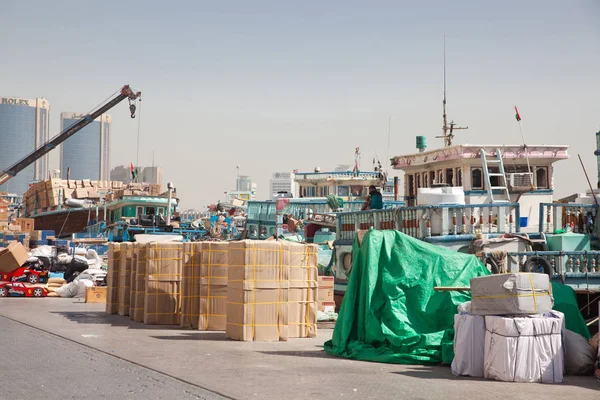 Dubai, Birleşik Arap Emirlikleri-3 Mayıs 2013: günlük hayatlarını ile oluyor insan 