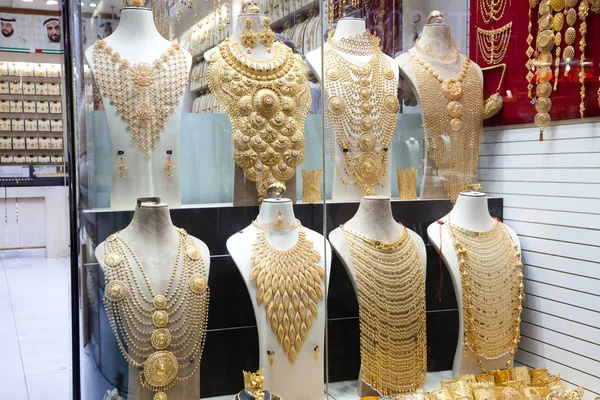 DUBAI, Emirados Árabes Unidos - FEVEREIRO DE 2018: ouro e jóias são vendidos no Dubai — Fotografia de Stock