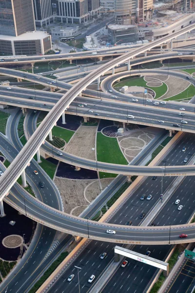DUBAI, UAE - FEBRUARY 2018: Traffic on a busy intersection on Sh — Stock Photo, Image