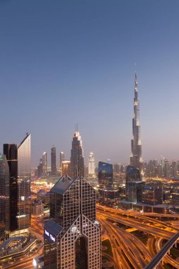 Dubai, Birleşik Arap Emirlikleri - Şubat 2018: Dubai şehir silüetinin Burj Kh ile gün batımında