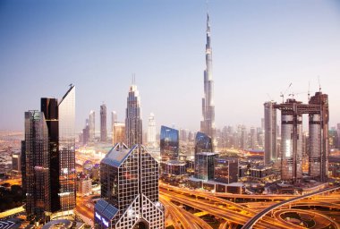 Dubai, Birleşik Arap Emirlikleri - Şubat 2018: Dubai şehir silüetinin Burj Kh ile gün batımında
