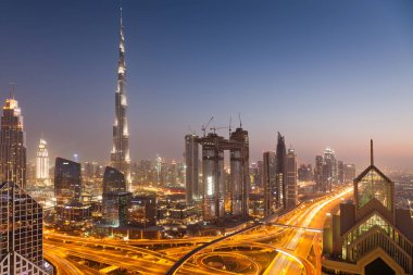 Dubai, Birleşik Arap Emirlikleri - Şubat 2018: Dubai şehir silüetinin Burj Kh ile gün batımında