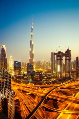 Dubai, Birleşik Arap Emirlikleri - Şubat 2018: Dubai şehir silüetinin Burj Kh ile gün batımında