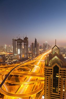 Dubai, Birleşik Arap Emirlikleri - Şubat 2018: Dubai şehir silüetinin Burj Kh ile gün batımında