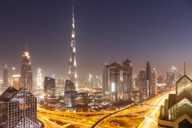 Dubai, Birleşik Arap Emirlikleri - Şubat 2018: Dubai şehir silüetinin Burj Kh ile gün batımında