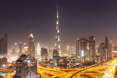 Dubai, Birleşik Arap Emirlikleri - Şubat 2018: Dubai şehir silüetinin Burj Kh ile gün batımında