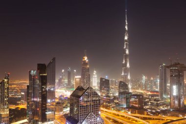 Dubai, Birleşik Arap Emirlikleri - Şubat 2018: Dubai şehir silüetinin Burj Kh ile gün batımında