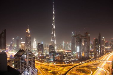 Dubai, Birleşik Arap Emirlikleri - Şubat 2018: Dubai şehir silüetinin Burj Kh ile gün batımında