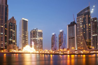 Dubai, Birleşik Arap Emirlikleri - Şubat 2018: Renkli akşamı kanal ve promen