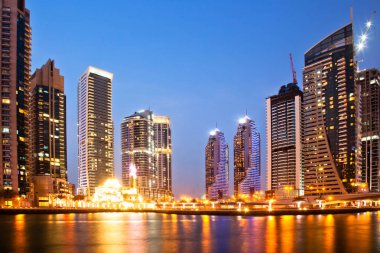 Dubai, Birleşik Arap Emirlikleri - Şubat 2018: Renkli akşamı kanal ve promen