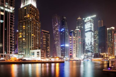 Dubai, Birleşik Arap Emirlikleri - Şubat 2018: Renkli akşamı kanal ve promen
