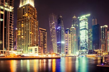 Dubai, Birleşik Arap Emirlikleri - Şubat 2018: Renkli akşamı kanal ve promen