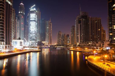 Dubai, Birleşik Arap Emirlikleri - Şubat 2018: Görünüm gece modern gökdelenlerin 