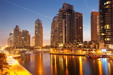 Dubai, Birleşik Arap Emirlikleri - Şubat 2018: Görünüm gece modern gökdelenlerin 