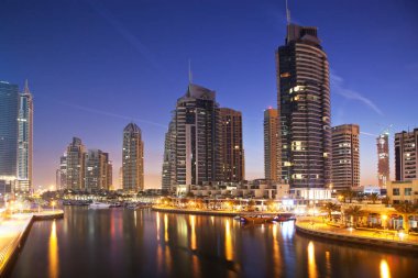 Dubai, Birleşik Arap Emirlikleri - Şubat 2018: Görünüm gece modern gökdelenlerin 